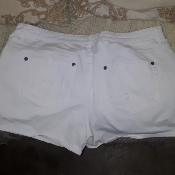 Womans white shorts - Picture 3 of 3
